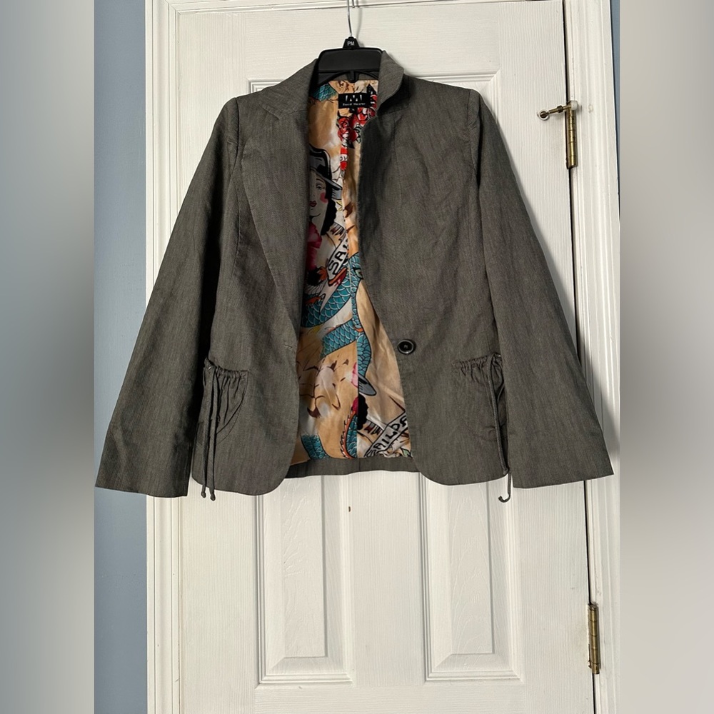 David Meister ladies long sleeve blazer is a size 6.
